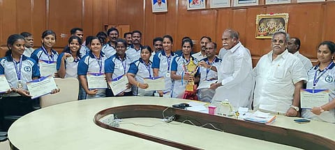 பதக்கம் வென்ற கோ-கோ அணியினருக்கு புதுவை முதல்வா் வாழ்த்து