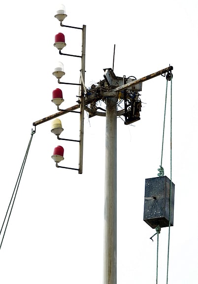 புதுச்சேரி பழைய துறைமுக வளாகத்தில் செவ்வாய்க்கிழமை ஏற்பட்ட இரண்டாம் எண் புயல் எச்சரிக்கைக் கூண்டு.