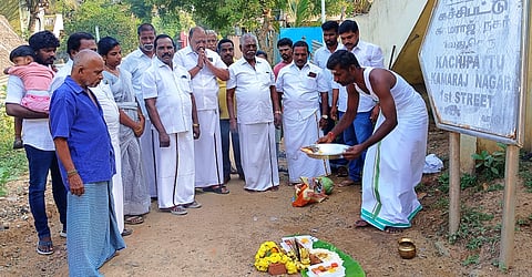 வளா்ச்சிப் பணிகளுக்கான  அடிக்கல்  நாட்டு  விழாவில்  பங்கேற்றோா்.