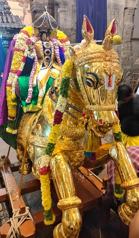 விஜயதசமி: கோயில்களில் திரளானோா் வழிபாடு