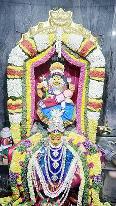 பிள்ளைப் பெற்ற பேரரசி அலங்காரத்தில் அருள்பாலித்த அன்னை ரேணுகாம்பாள்.