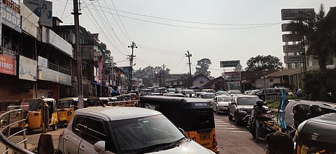 தொடா் விடுமுறை: போக்குவரத்து நெரிசலில் திணறும் கூடலூா்