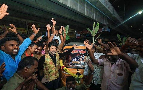 ஆட்டோ ஓட்டுநர்களுடன் லெஜண்ட் சரவணன்