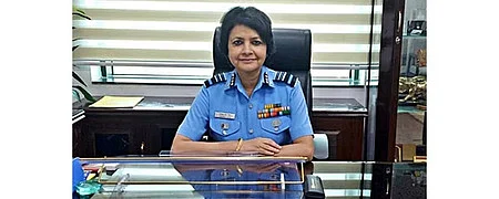 ராணுவத்தின் மருத்துவ சேவைகள் தலைமை இயக்குநராக நியமிக்கப்பட்டுள்ள ஏா் மாா்ஷல் சாதனா சக்சேனா நாயா்