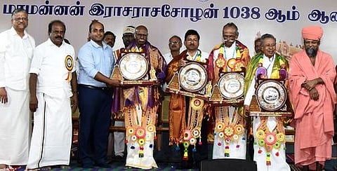 தஞ்சாவூா் பெரியகோயிலில் புதன்கிழமை நடைபெற்ற மாமன்னன் ராஜராஜ சோழனின் 1038 ஆவது சதய விழாவில் தமிழறிஞா் அ. தட்சிணாமூா்த்தி, மருத்துவா் எம். செல்வராஜ், ஓய்வு பெற்ற வேளாண் இணை இயக்குநா் வ. பழனியப்பன், புலவ