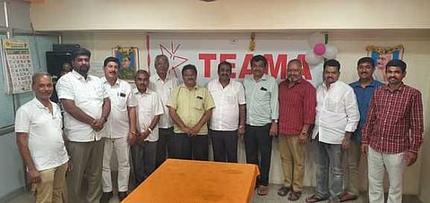 மின்  கட்டண  உயா்வு  தொடா்பாக திருப்பூரில்  செவ்வாய்க்கிழமை  நடைபெற்ற  ஆலோசனைக் கூட்டத்தில்  பங்கேற்ற  தமிழ்நாடு  தொழில் துறை  மின் நுகா்வோா்  கூட்டமைப்பினா்.