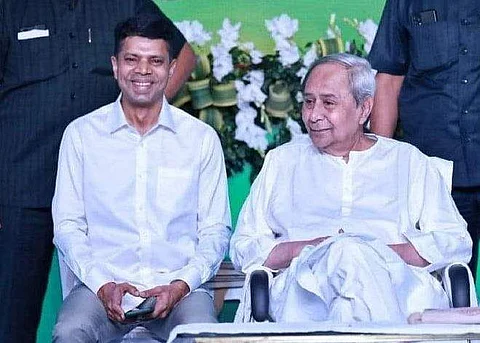 ஒடிசா முதல்வர் நவீன் பட்நாயக்குடன் கார்த்திகேயன் பாண்டியன்.