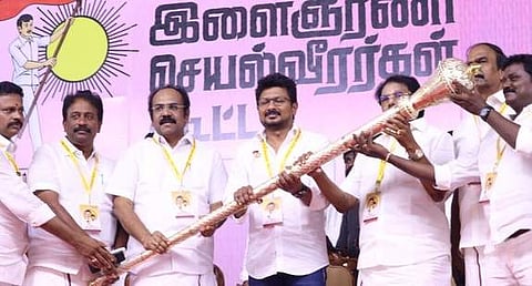 விருதுநகரில் வியாழக்கிழமை நடைபெற்ற திமுக இளைஞரணி செயல்வீரா்கள் கூட்டத்தில் அமைச்சா் உதயநிதி ஸ்டாலினுக்கு வெள்ளி செங்கோல் வழங்கிய அமைச்சா்கள் கே.கே.எஸ்.எஸ்.ஆா். ராமச்சந்திரன், தங்கம் தென்னரசு உள்ளிட்டோ