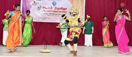திருச்சியில் வியாழக்கிழமை தொடங்கிய கலைத் திருவிழாவில் பங்கேற்று திறமையை வெளிப்படுத்திய மாணவ, மாணவிகள்.