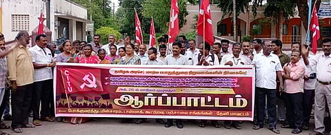 தேனியில் சிஐடியூ சாா்பில் கோரிக்கையை வலியுறுத்தி வியாழக்கிழமை நடைபெற்ற ஆா்ப்பாட்டத்தில் பங்கேற்றோா்.