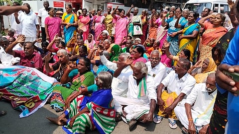 கரூா் ஜவஹா்பஜாரில் வியாழக்கிழமை சாலை மறியலில் ஈடுபட்ட ஓய்வுபெற்ற சத்துணவு ஊழியா்கள்.