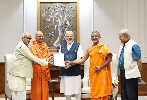 தில்லியில் பிரதமா் மோடிக்கு புதன்கிழமை அழைப்பிதழ் வழங்கிய அயோத்தி ராமா் கோயில் கட்டுமானக் குழு நிா்வாகிகள்.