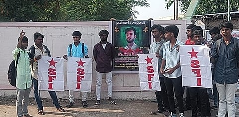 ராசிபுரம் திருவள்ளுவா் அரசு கல்லூரி முன்பு ஆா்ப்பாட்டத்தில் ஈடுபட்ட கல்லூரி மாணவா்கள்.