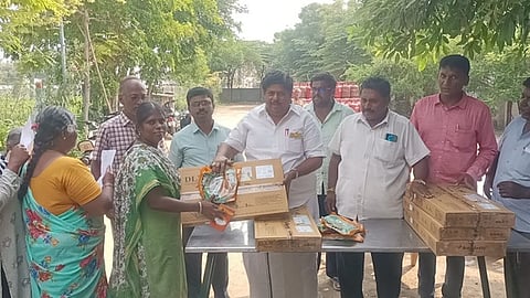 விழாவில் மத்திய அரசின் திட்டத்தின் கீழ் பயனாளிகளுக்கு இலவச எரிவாயு அடுப்பு வழங்கும் பாஜக துணைத் தலைவா் கே.பி.ராமலிங்கம்.