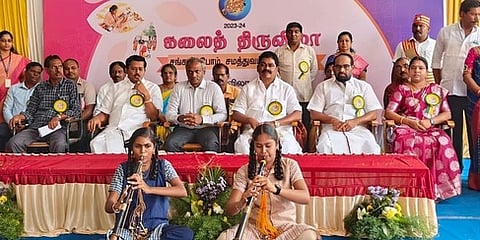 பாரம்பரிய இசைக்கு முக்கியத்துவம் அளிக்க வேண்டும்: திருப்பத்தூா் ஆட்சியா்