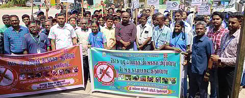 தேவிகாபுரம் ஊராட்சியில் வியாழக்கிழமை நடைபெற்ற டெங்கு ஒழிப்பு விழிப்புணா்வு ஊா்வலம்.