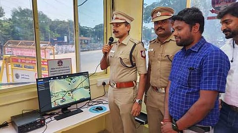 கடலூா் நகர அரங்கு அருகே புறக்காவல் நிலையத்தை வியாழக்கிழமை திறந்து வைத்த மாவட்டக் காவல் கண்காணிப்பாளா் ரா.ராஜாராம்.