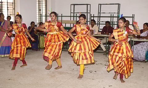 அரசுப் பள்ளி மாணவா்களுக்கு கலைத் திருவிழா: 920 போ் பங்கேற்பு