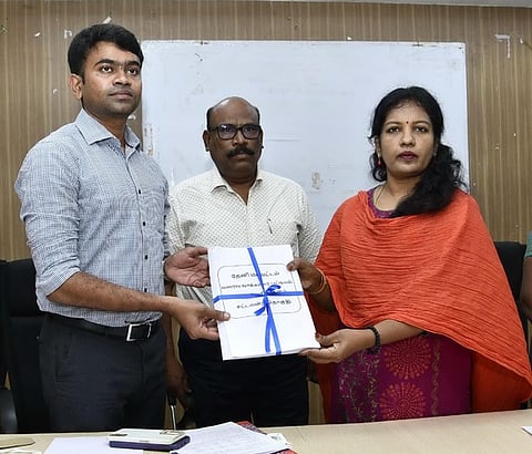 தேனி மாவட்டத்தில்  வரைவு வாக்காளா் பட்டியல் வெளியீடு