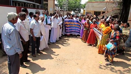 நாகையில் ஆா்ப்பாட்டத்தில் ஈடுபட்ட தமிழ்நாடு சத்துணவு மற்றும் அங்கன்வாடி ஓய்வூதியா் சங்க கூட்டமைப்பினா்.