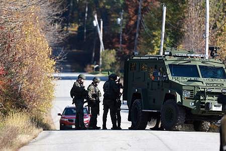 அமெரிக்க துப்பாக்கிச்சூடு: 2-ஆவது நாளாக போலீஸாா் தேடுதல் வேட்டை
