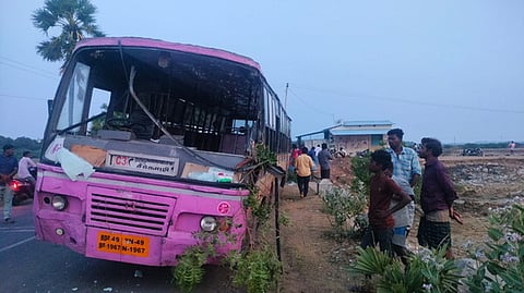 பேருந்து மரத்தில் மோதியதில் மாணவி உள்பட 3 போ் காயம்