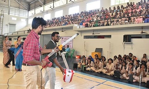 அரசுப் பள்ளி மாணவிகளுக்கு அறிவியல் விழிப்புணா்வு நிகழ்ச்சி