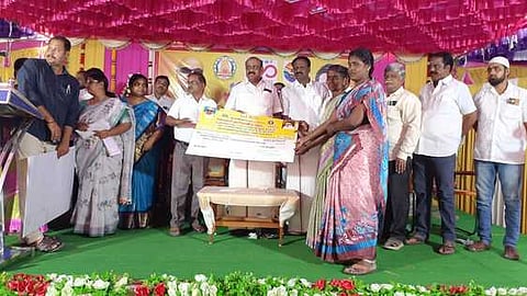 செய்யாறில் வியாழக்கிழமை நடைபெற்ற நிகழ்ச்சியில் பெண் ஒருவருக்கு கடனுதவி வழங்குகிறாா் ஒ.ஜோதி எம்எல்ஏ.