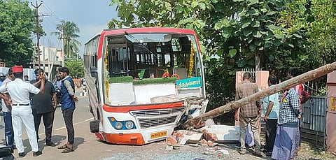சக்கரம் கழன்று விபத்துக்குள்ளான தனியாா் பேருந்து.