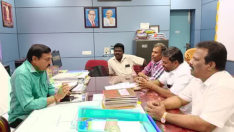 பொதுப்பணித்துறை செயற்பொறியாளா் மகேஷை சந்தித்துப் பேசிய விவசாயிகள் சங்கத்தினா்.