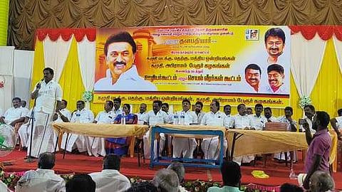 கமுதியில் நடைபெற்ற திமுக செயல்வீரா்கள் கூட்டத்தில் பேசிய கமுதி மத்திய ஒன்றியச் செயலாளா் எஸ்.கே.சண்முகநாதன்.