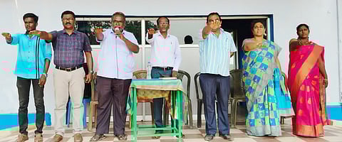 சாத்தான்குளம் பள்ளியில் டெங்கு விழிப்புணா்வு கருத்தரங்கு