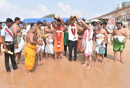 திருச்செந்தூா் முருகன் கோயிலில்மழை வேண்டி வா்ண யாகம்