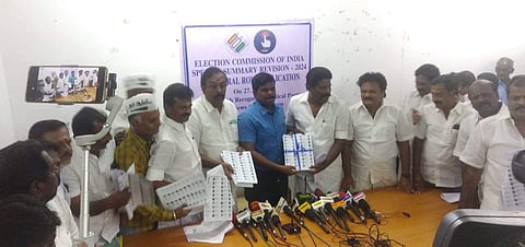 திருச்சியில் வரைவு வாக்காளர் பட்டியலை ஆட்சியர் மா. பிரதீப்குமார் வெளியிட்டார்