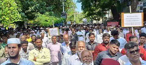 தொண்டியில் அனைத்து முஸ்லிம் ஜமாத் சாா்பில் ஆா்ப்பாட்டம்