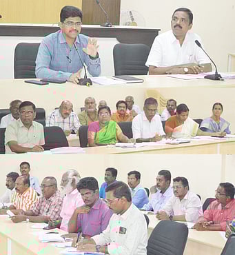 பருவமழை முன்னெச்சரிக்கை பணிகளை தீவிரப்படுத்த வேண்டும்: அதிகாரிகளுக்கு ஆணையா் அறிவுறுத்தல்