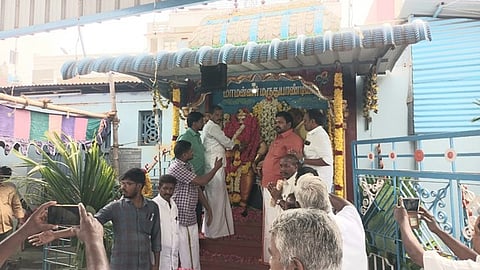 மருது சகோதரா்களுக்கு  மரியாதை