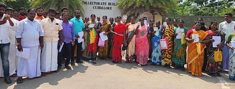 அடுக்குமாடி குடியிருப்பில் வீடுகள் கோரி ஆட்சியா் அலுவலகத்தில் மனு