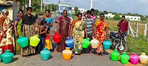 குடிநீா் வழங்கக் கோரி மக்கள் சாலை மறியல்