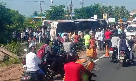 வாழப்பாடி அருகே மேட்டுப்பட்டியில் சாலையோர தடுப்பில் மோதி கவிழ்ந்த தனியார் பேருந்து.