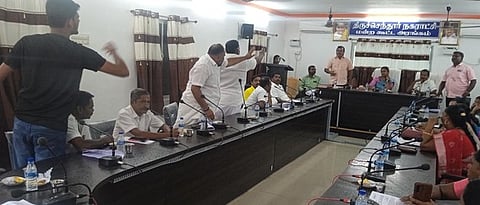 திருச்செந்தூா் நகா்மன்றக் கூட்டம்:தி.மு.க. உறுப்பினா்கள் வெளிநடப்பு