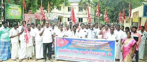 சுமைப்பணி தொழிலாளா்கள் ஆா்ப்பாட்டம்