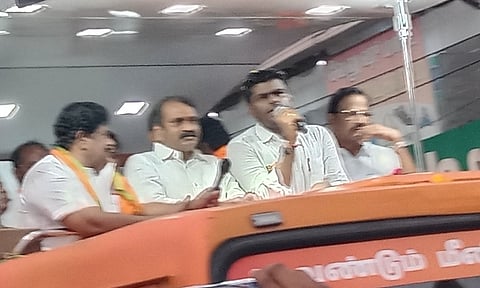 நாமக்கல் பேருந்து நிலையம் அருகில் சனிக்கிழமை திறந்த வேனில் நின்றபடி பேசிய பாஜக மாநிலத் தலைவா் கே.அண்ணாமலை. உடன், மத்திய இணை அமைச்சா் எல்.முருகன், மாநிலத் துணைத் தலைவா்கள் கே.பி. ராமலிங்கம், வி.பி. துர