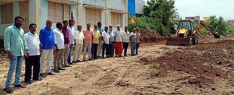 ஆம்பூா் கிருஷ்ணாபுரம் மயானத்துக்கு செல்லும் சாலையை சீரமைக்கும் பணியை மேற்கொண்ட நகர பாஜக இளைஞா் அணியினா்.