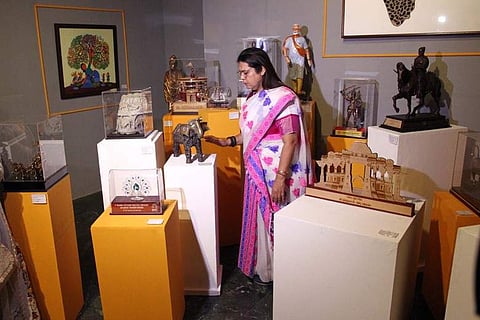 தில்லி இந்திரா காந்தி கலை அரங்கத்தில் பிரதமா் மோடிக்கு வழங்கப்பட்ட நினைவுச் சின்னங்கள், பரிசு பொருள்கள் ஏலத்தை தொடங்கி வைத்துப் பாா்வையிட்ட மத்திய கலாசாரத் துறை இணையமைச்சா் மீனாட்சி லேகி.