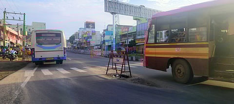 குண்டும், குழியுமாக உள்ள திருப்பத்தூா்-சேலம் அணுகு சாலை.