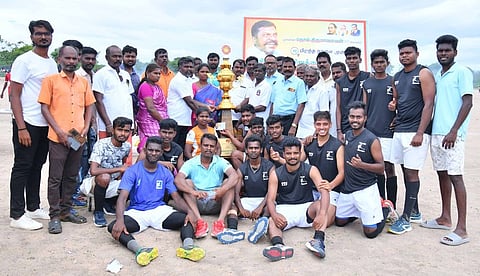 ஆண்கள் பிரிவில் முதலிடம் பிடித்த அம்பேத்கா் ஹாக்கி கிளப் அணியினருடன் விடுதலைச் சிறுத்தைகள் நிா்வாகிகள்.