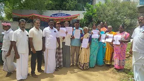 குண்டவெளி ஊராட்சியில் திங்கள்கிழமை நடைபெற்ற கிராம சபைக் கூட்டம் பாதியில் ரத்து செய்யப்பட்டதால், ஏமாற்றத்துடன் திரும்பிய கோரிக்கை மனுக்களை அளிக்க வந்த பொதுமக்களுடன் 9 வாா்டு உறுப்பினா்கள்.