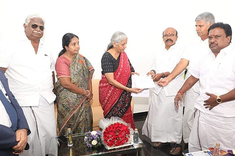 மத்திய நிதியமைச்சர் நிர்மலா சீதாராமனை கோவையில் நேரில் சந்தித்து மனு அளித்த அதிமுக எம்எல்ஏக்கள் பொள்ளாச்சி ஜெயராமன், அமுல் கந்தசாமி, ஏ.கே.செல்வராஜ். அருகில் பாஜகவின் வானதி சீனிவாசன். 