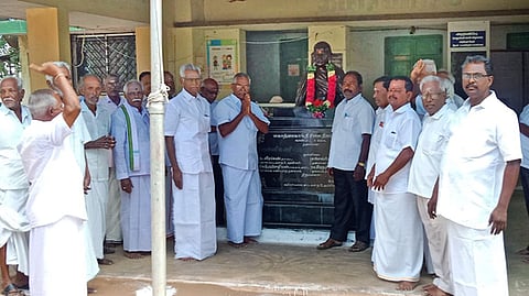 மகாத்மா காந்தி சிலைக்கு மாலை அணிவித்து மரியாதை செலுத்திய காங்கிரஸ் கட்சியினா்.